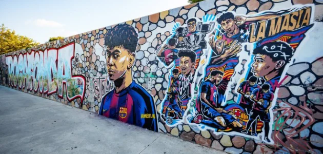 برشلونة يمنح الرقم 10 للنجم الشاب لامين يامال رسميًا، في خطوة تؤكد مكانته في مستقبل الفريق، بالتزامن مع توقيعه عقدًا جديدًا حتى 2031.